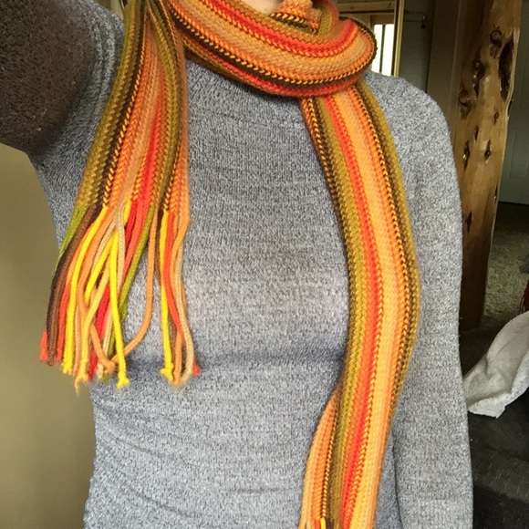 Warm long scarf in 70s colors - Picture 2 of 3